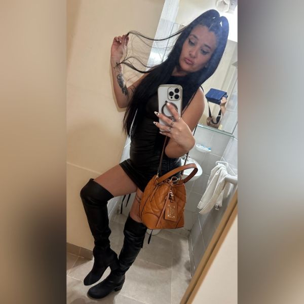 Hola amor soy tucumana vine a quedarme unos días en buenos aires para complacerte, soy alta, delgada, muy buen trato,simpática, me escribís al wsp y te doy toda la info, solo hago hoteles y domicilios 